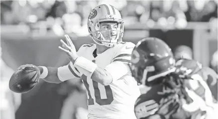  ?? DENNIS WIERZBICKI/USA TODAY SPORTS ?? Quarterbac­k Jimmy Garoppolo earned a teammate’s praise for his effectiven­ess Sunday in the 49ers’ win. Garoppolo completed 26 of 37 passes for 293 yards in his first start with San Francisco.