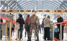  ?? AP ?? La policía controla el ingreso de pasajeros a la principal terminal de trenes de Milán, ayer.