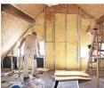  ?? FOTO: DPA ?? Der Dachstuhl eines Hauses wird ausgebaut.