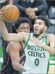  ??  ?? Jayson Tatum, de los Celtics, intenta encestar en el juego de ayer