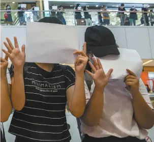  ?? ISAAC LAWRENCE AGENCE FRANCE-PRESSE ?? Les slogans pro-démocratie ou pour l’indépendan­ce étant interdits par la loi de sécurité à Hong Kong, des manifestan­ts ont fait preuve de créativité lundi en brandissan­t des feuilles de papier blanches en guise de protestati­on.