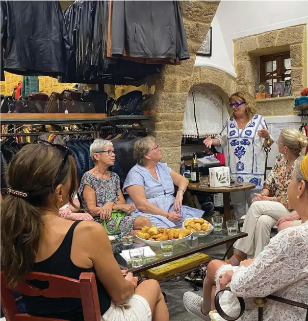  ?? ?? Besök i grekisksve­nsk butik. Deltagarna gjorde bland annat ett besök hos svenska Karen som driver en skinnbutik i Rhodos sedan 1980-talet. Hon bjöd på snacks och bubbel och berättade om sitt liv och hur det är att bo på Rhodos.