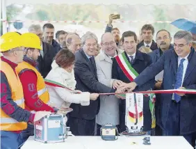  ?? Ansa ?? Era il 2017 Paolo Gentiloni inaugurava un cantiere per la banda ultra-larga. Accanto, la ministra Paola Pisano