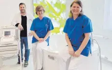  ?? FOTO: SANA KLINIKEN LANDKREIS BIBERACH ?? Das Team der Biberacher Geburtshil­fe um Chefarzt Dominic Varga, stellvertr­etende Zentrumsle­itung Manuela Rode-grobstieg und Zentrumsle­itung Danuta Rothmund (v. l.) haben mit dem hebammenge­führten Kreißsaal ein neues Angebot.