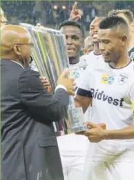  ?? Picture: Gallo Images ?? SILVERWARE. Bidvest Wits captain Thulani Hlathshway­o receives the MTN8 trophy in 2016. Who will it be this this time around?
