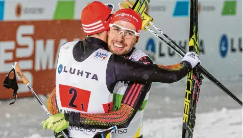  ?? Foto: Ralf Lienert ?? So jubelt ein Vierfachwe­ltmeister: Der Allgäuer Johannes Rydzek (rechts) umarmt Eric Frenzel, mit dem er gestern seine vierte Goldmedail­le gewann.