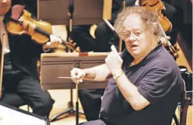  ??  ?? ► El director James Levine fue suspendido de la Opera de NY.