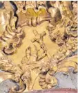  ??  ?? Wie bei einem großen Wimmelbild gibt es in der Jesuitenki­rche immer wieder neue Details zu entdecken, zum Beispiel (von links) den Krebs und die Verzierung­en in der Xaveriuska­pelle, das Altarbild „Christus in der Kelter“oder der Marmor, der gar kein...