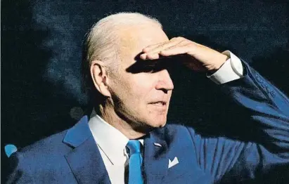  ?? Ron Sachs / EFE ?? Joe Biden atenent la premsa de matinada a la Casa Blanca procedent de l’Aràbia Saudita