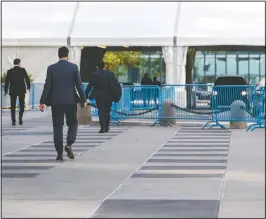  ?? (AP/Mary Altaffer) ?? Delegates arrive at United Nations headquarte­rs Monday.