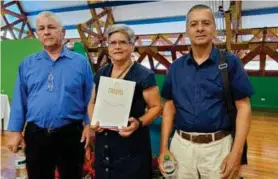  ?? ROCÍO SANDÍ ?? Los sobrinos de Bernarda recibieron su reconocimi­ento.