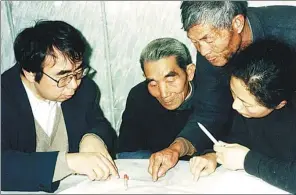 ?? PHOTO PROVIDED BY ICHINOSE ?? With Wang Xuan (right) as his interprete­r, Ichinose (left) collects testimony from victims of germ warfare in Zhejiang province.