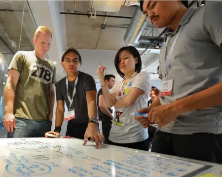  ?? RICHARD LAUTENS/TORONTO STAR ?? Andy Edgecombe, left, Eric Floresca, Yessi Arifin and Matt Fondevilla take part in Startup Weekend in Toronto in November.