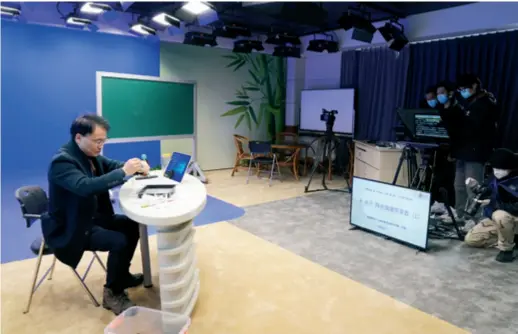  ??  ?? High school teacher Yan Ming records a physics class in a studio in Shanghai, allowing his students to take lessons online, on February 19