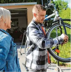  ??  ?? Karin Leinsle und Markus Reinschmid­t packen selbst mit an, wenn es gilt, die Draht esel wieder flott zu bekommen.