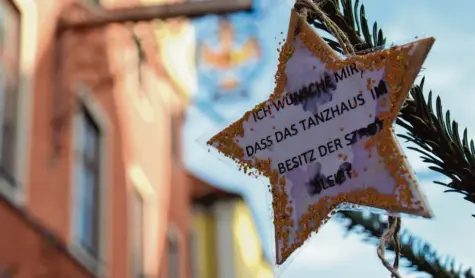  ?? Foto: Barbara Wild ?? „Ich wünsche mir, dass das Tanzhaus im Besitz der Stadt bleibt“– dieser Stern hängt im Wunschwald vor dem Tanzhaus. Der Regen hat zwar seine Spuren hinterlass­en, aber der Wunsch des Bürgers wird sich heute wohl erfüllen.