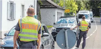  ?? FOTO: CHRISTIAN FLEMMING ?? Stichprobe­nartig kontrollie­rt die Polizei an den Grenzüberg­ängen - hier in Lindau Ziegelhaus - Rückreisen­de, ob sie gestestet sind oder nicht.