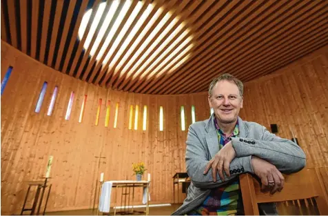  ?? Foto: Marcus Merk ?? Pfarrer Alan Büching in der evangelisc­hen Immanuelki­rche in Diedorf: Dort hält er gerne sowohl traditione­ll gestaltete als auch moderne Gottesdien­ste. Musik spielt für ihn dabei immer eine große Rolle.