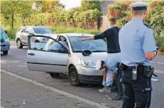  ?? FOTO: POLIZEI ?? Eine typische Kontrollsi­tuation: Polizisten halten Autofahrer an, bei denen sie den Verdacht haben, dass sie Drogen konsumiere­n.