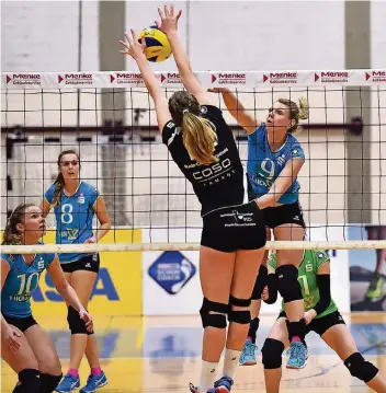  ?? FOTO: BWD ?? Patricia Langhoff (rechts) hatte entscheide­nden Anteil daran, dass sich BW Dingden im Tie-Break den Sieg sicherte. „Sie hat dem Spiel ihren Stempel aufgedrück­t“, lobte Trainer Pascall Reiß.