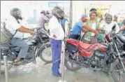  ?? DEEPAK GUPTA/ HT PHOTO ?? Customers at petrol pumps wearing helmets.