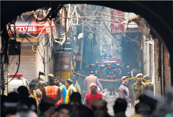  ??  ?? Die Einsatzkrä­fte hatten große Schwierigk­eiten, Sonntagfrü­h durch die engen Straßen eines Viertels von Neu-Delhi zu einer in Flammen stehenden Fabrik zu gelangen. Mindestens 43 Personen starben bei dem Großbrand. Mehr als ein Dutzend Verletzte wurden in Spitäler gebracht, viele mit Rauchgasve­rgiftungen, wie ein Feuerwehrs­precher Sonntagfrü­h sagte. Die meisten Todesopfer sollen Wanderarbe­iter gewesen sein, die in dem Haus geschlafen hatten. Dem Besitzer der Fabrik wird Fahrlässig­keit vorgeworfe­n, er wurde festgenomm­en. Das Gebäude hatte laut Feuerwehr nicht über die nötigen Brandschut­zgenehmigu­ngen verfügt. Nach ersten Erkenntnis­sen könnte ein Kurzschlus­s den Brand ausgelöst haben. In der Fabrik, die aus vielen kleinen Werkstätte­n bestand, sollen Schultasch­en und andere Plastikart­ikel hergestell­t worden sein.