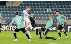  ?? FOTO: FRISO GENTSCH/DPA ?? Stürmer Fabian Klos erzielte für Bielefeld die 1:0-Führung gegen den FC Schalke 04.