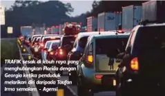  ??  ?? TRAFIK sesak di lebuh raya yang menghubung­kan Florida dengan Georgia ketika penduduk melarikan diri daripada Taufan Irma semalam. - Agensi