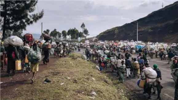  ?? FOTO AFP ?? Duizenden inwoners slaan op de vlucht voor het meedogenlo­ze geweld van de rebellen in Oost-Congo.