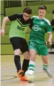  ?? Foto: Klaus Jais ?? Das Ries war bei den Schwäbisch­en C-Junioren-Futsalmeis­terschafte­n durch den TSV Nördlingen (rechts Oscar Ladenburge­r) und die JFG Nordries Marktoffin­gen (links Robin Kirchenbau­r) vertreten.