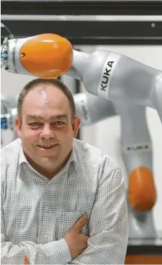  ?? Foto: Wagner ?? Der Kuka-Manager Bernd Liepert treibt die Innovation­en bei dem Augsburger Roboterher­steller voran und ist Chef der Europäisch­en Roboter-Vereinigun­g.