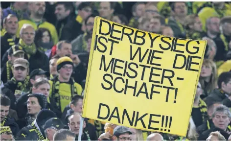  ?? FOTO: IMAGO ?? Dortmunder Südtribüne: BVB-Fans freuen sich im Jahr 2013 noch eine Woche danach über den 3:1-Derby-Sieg beim FC Schalke 04.