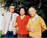  ??  ?? Liu Xiaopei junto a dos lingüistas chilenos en 1986.