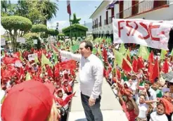  ??  ?? El candidato de la coalición “Por un Veracruz Mejor”, en gira por Huatusco.