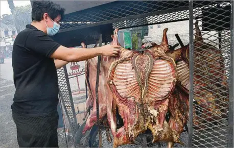  ??  ?? TRADICIÓN. Desde primera hora de la mañana las parrillas se prenden para mantener las carnes y ofrecerlas durante toda la jornada.