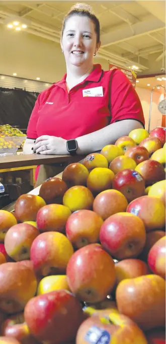  ?? Picture: MATT TAYLOR ?? FRESH SHINE: Store manager Kylie Birt at the new Coles at Fairfield Central is ready to start trading this morning.