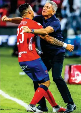  ?? FOTO RÓBINSON SÁENZ ?? Festejo de Leonardo Castro, el segundo jugador del DIM en hacer doblete en una final luego de Marrugo.