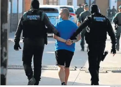  ?? ERASMO FENOY ?? Una persona es arrestada por la Guardia Civil en La Línea en una operación contra el narcotráfi­co.