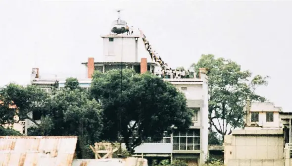  ?? BETTMANN / GETTY ?? Famosa imagen de la evacuación de Saigón por un helicópter­o de Air America desde la azotea de una casa a media milla de la embajada de EE.UU, el 29 de abril de 1975