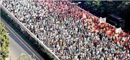  ?? —PTI ?? A bird’s-eye view of the Kisan Mukti March, in New Delhi, Friday. Farmers from 24 states have joined the protest to press for their demands, including debt relief and remunerati­ve prices for their produce.