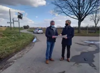  ?? FOTO JOHNNY GEURTS ?? Midden op het traject legt de gemeente een rotonde aan op de drukke kruising Bivelenweg en Wagenstraa­t.