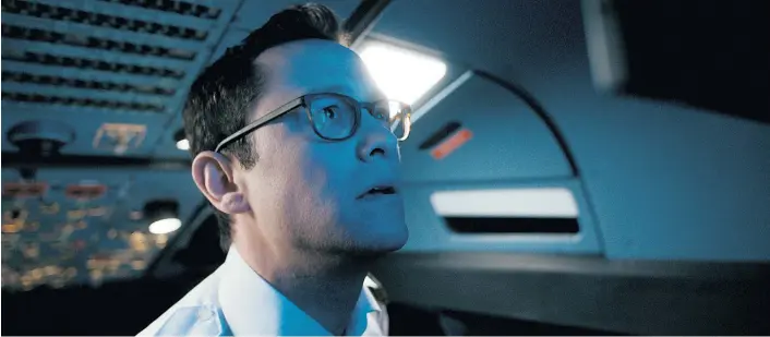  ??  ?? Abgetrennt im Cockpit, während die Entführer im Passagierr­aum mit Gewalt drohen: Joseph Gordon-Levitt als Co-Pilot, der in „7500“den Stresstest bestehen muss.