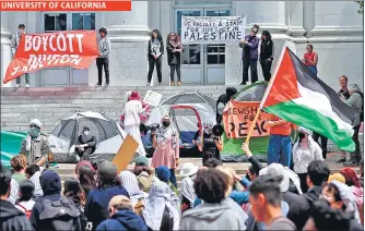  ?? AFP ?? Pro-Palestinia­n protesters set up a tent encampment during a demonstrat­ion in front of Sproul Hall on the University of California campus in Berkeley, California, on Monday.