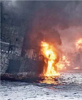  ?? REUTERS ?? SIN CONTROL. El barco llevaba ardiendo más de una semana.