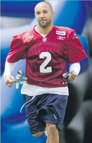  ?? JOHN KENNEY ?? Davis Sanchez takes a run on opening day of the Alouettes’ 2009 training camp. The two-time CFL all-star will be an on-air analyst for TSN 690 radio broadcasts of Als games.