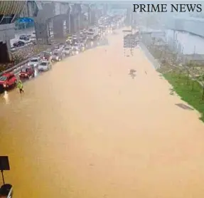  ??  ?? The flash flood in Jalan Lapangan Terbang Shah Airport in Subang yesterday.