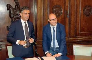  ??  ?? Vertici
Il sindaco Federico Sboarina con il suo vice Lorenzo Fontana che potrebbe andare a Roma se avrà un incarico governativ­o