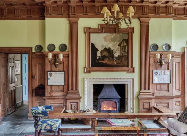  ??  ?? Above: The fireplace and panelling in the entrance hall are all original, dating back to the 1730s when Frampton Court was built. The fire seat is a more recent piece, commission­ed from Robert Thompson, the Mouseman, by Peter’s grandfathe­r, Peter Clifford