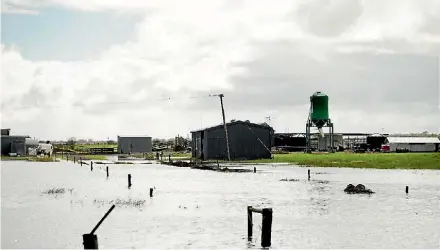  ?? CHRISTEL YARDLEY/FAIRFAX NZ ?? Roads surroundin­g Patetonga flooded after cyclones Debbie and Cook passed over the region.