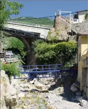  ?? (Photo A. D. S) ?? En une heure la passerelle du Graiou est posée. Une passerelle qui permet de rejoindre le chapiteau qui accueiller­a les festivités de l’été en permettant d’emprunter un raccourci.